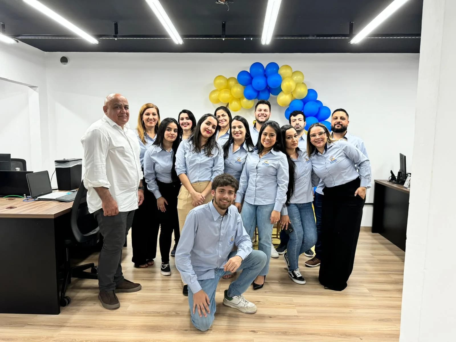 A equipe da Aliança reunida com os sócios na inauguração do escritório de Curitiba